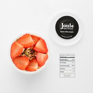 Yogurt e granola con frutta di stagione
